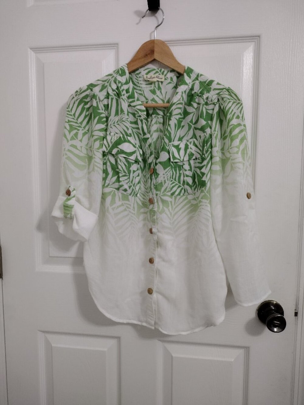 Indigo Rose Tropical Leaf Blouse Medium Green White Roll Tab Sleeve Lightweight - Picture 4 of 6